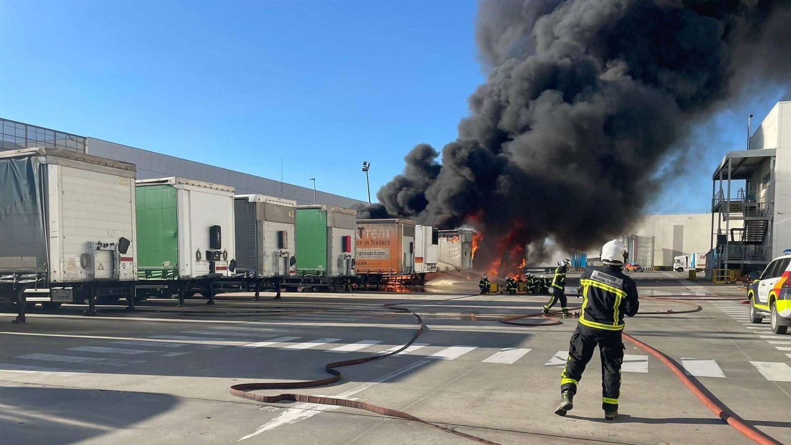 Un incendio en San Fernando de Henares obliga a evacuar a 300 trabajadores de una nave