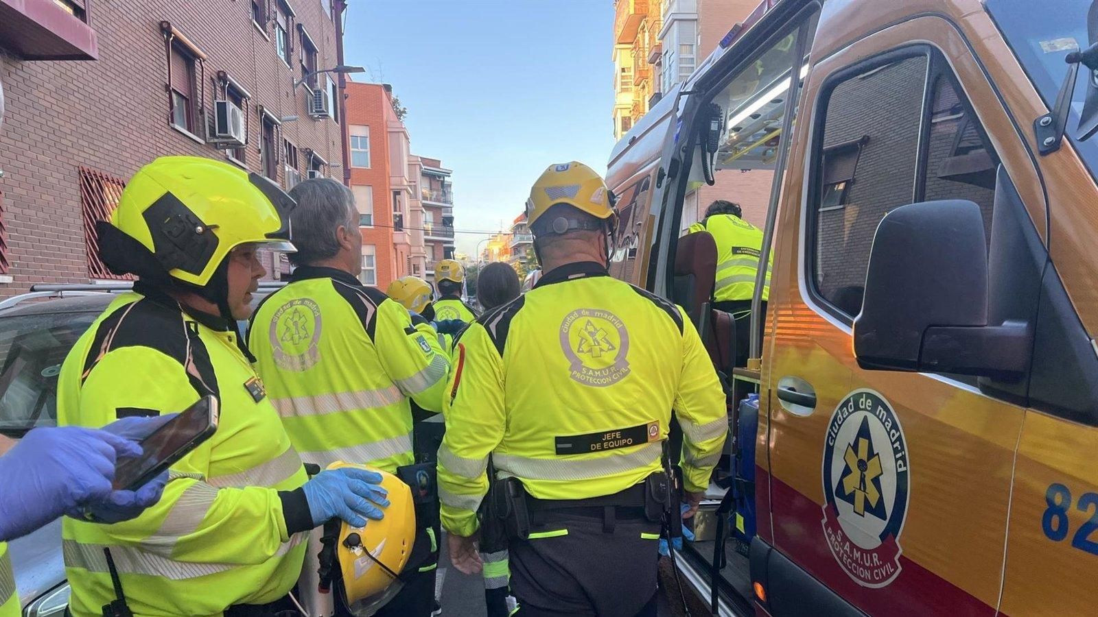 Un camión de limpieza atropella gravemente a una mujer en Carabanchel
