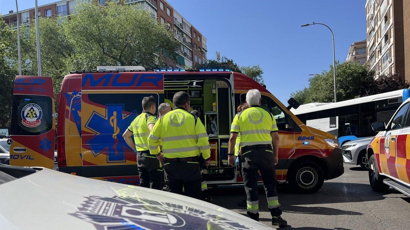 Un autobús urbano atropella gravemente a una mujer mayor en Ciudad Lineal