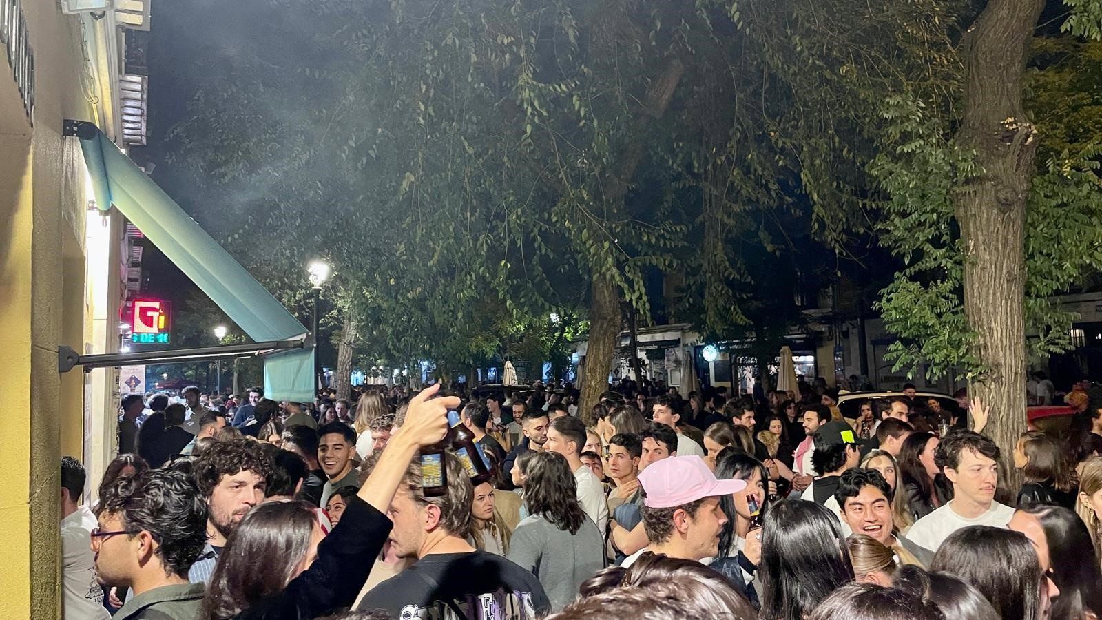 Vecinos de Lavapiés denuncian que Tapapiés se ha convertido en un foco de botellón y suciedad