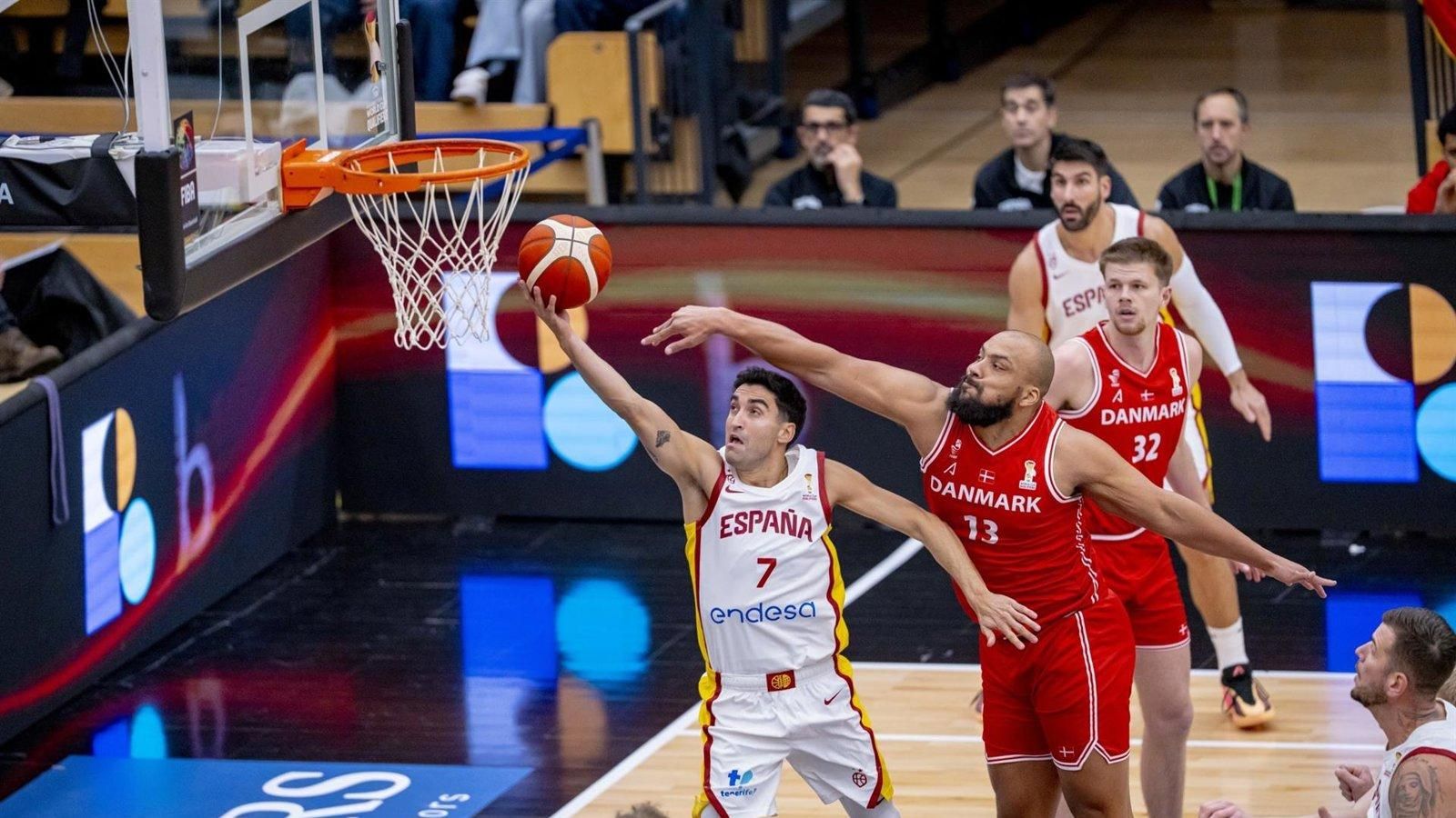 España impone su defensa en el debut de Mateo ante Dinamarca