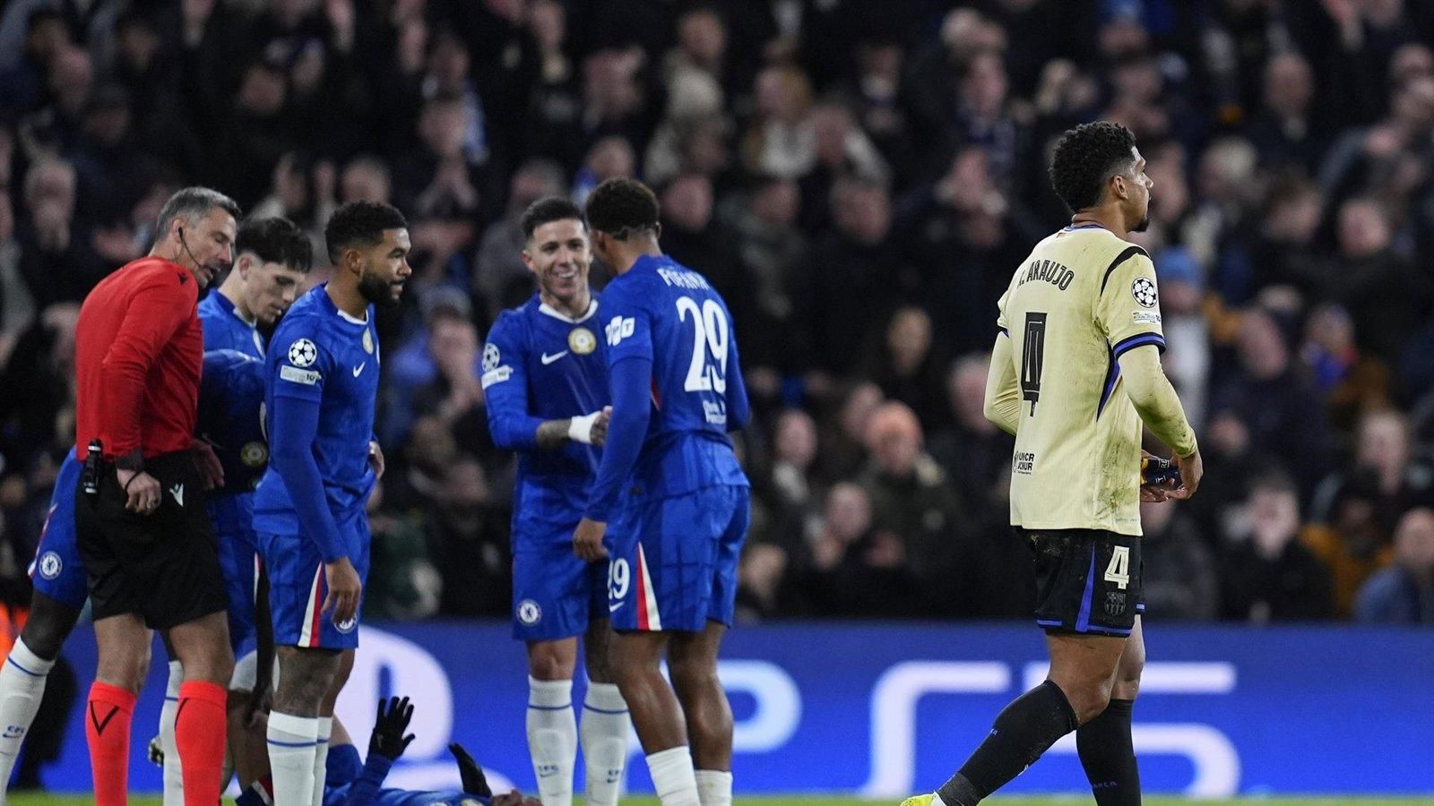 Araujo complica la vida al Barça en Londres