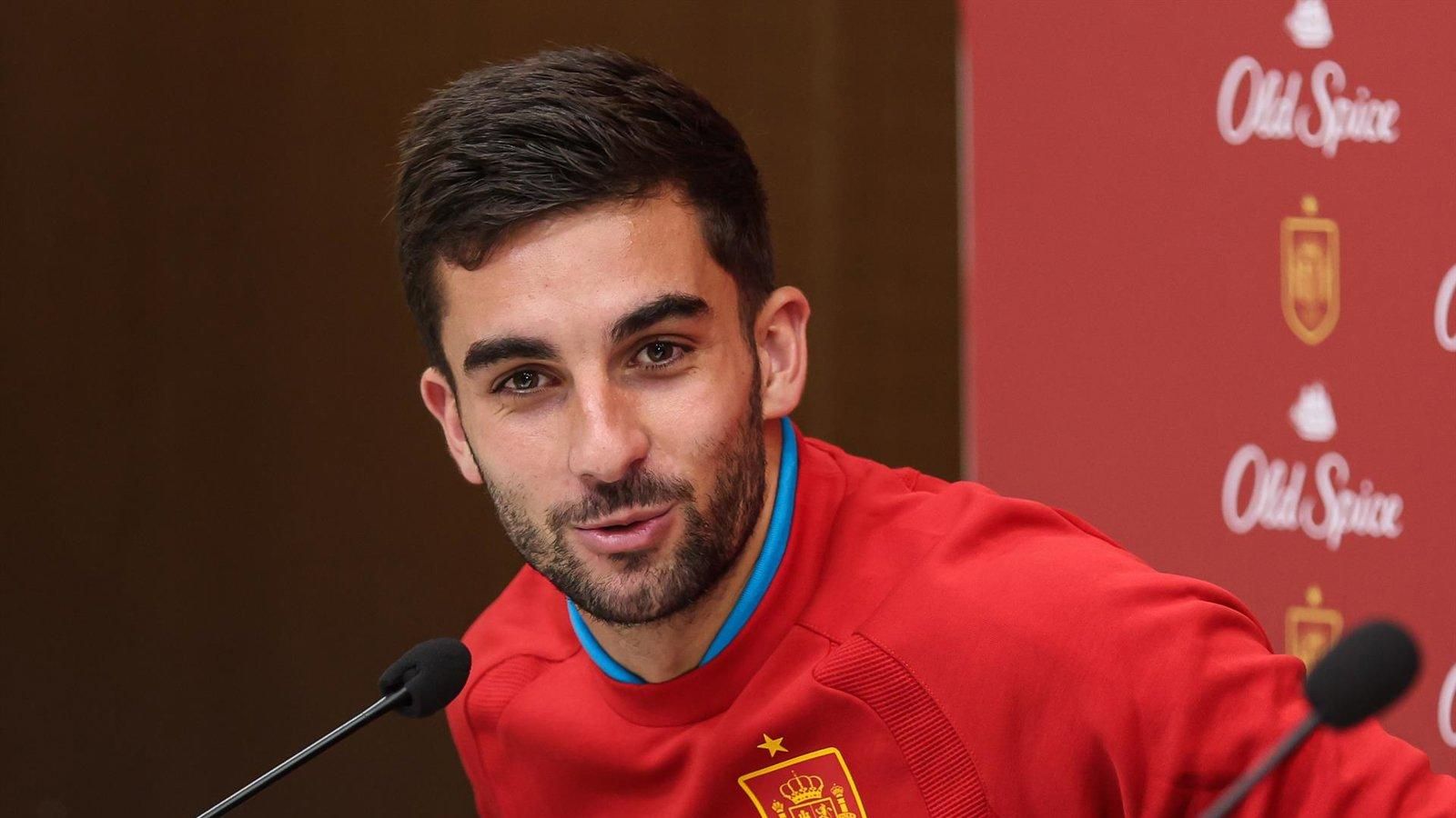 Ferran Torres celebra su posición entre los diez máximos goleadores históricos de España