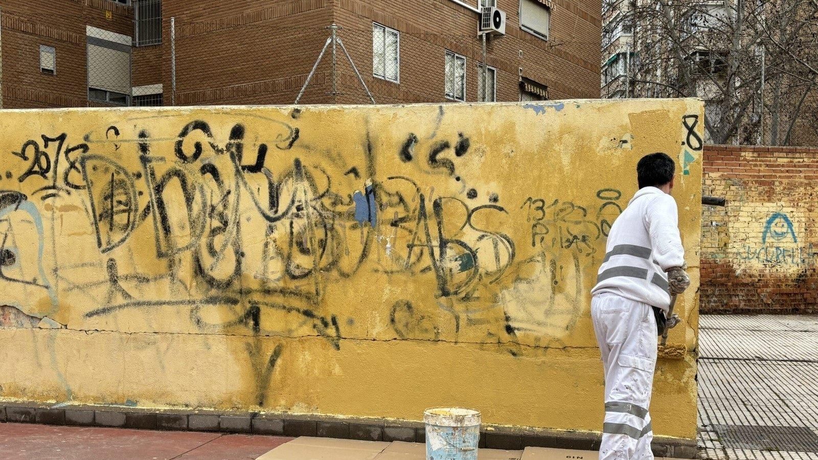 La Policía Local de Alcalá identifica a varios jóvenes que realizaban grafitis en mobiliario urbano