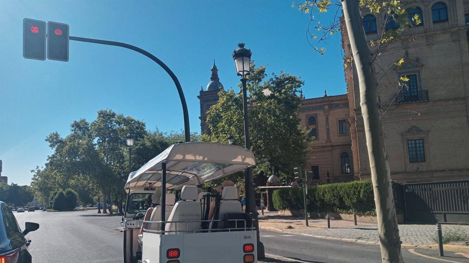 Carabante avisa de nuevas sanciones a los tuk-tuks y anuncia su futura regulación