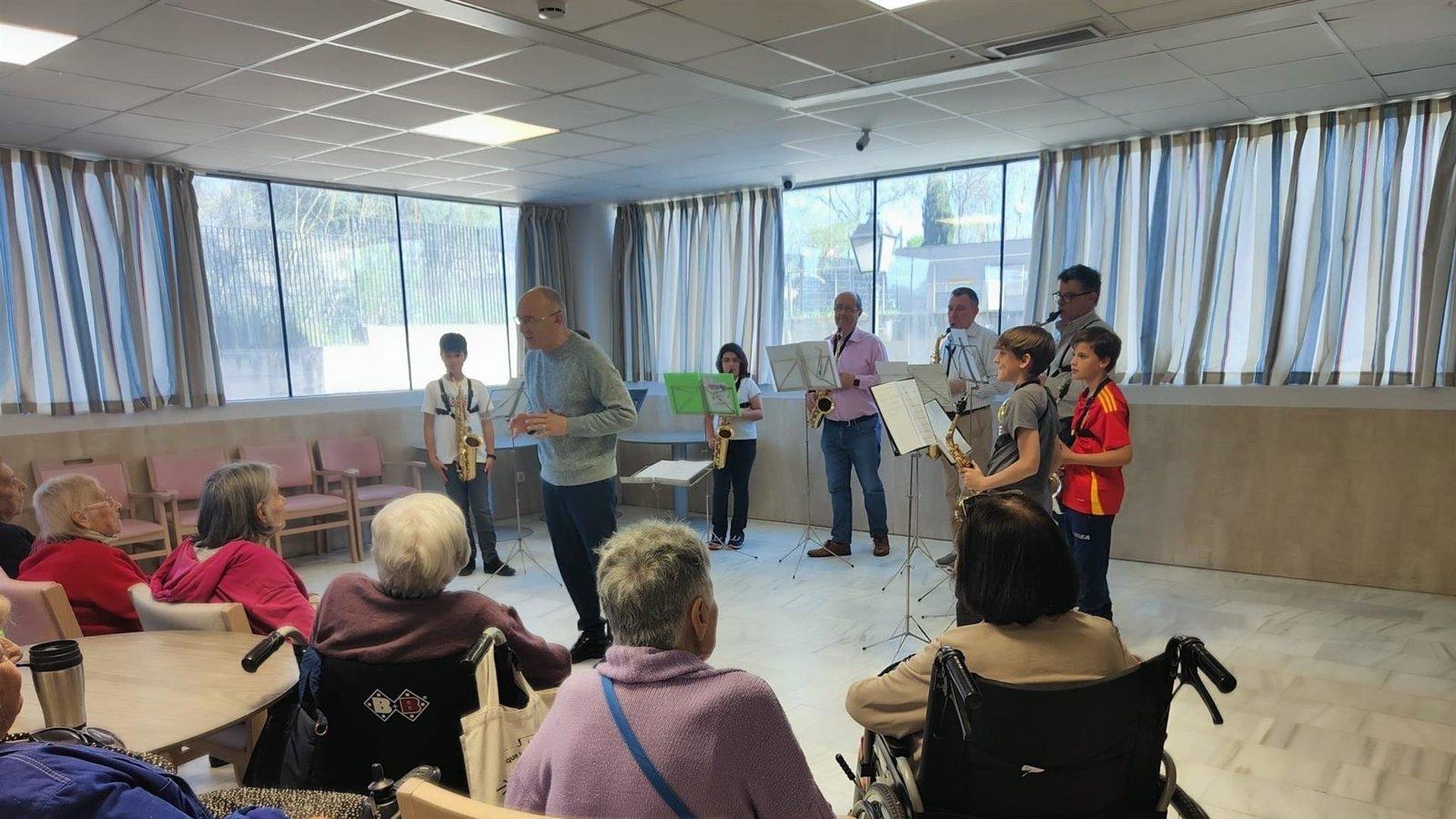Las Rozas impulsa un programa de voluntariado artístico en residencias de mayores
