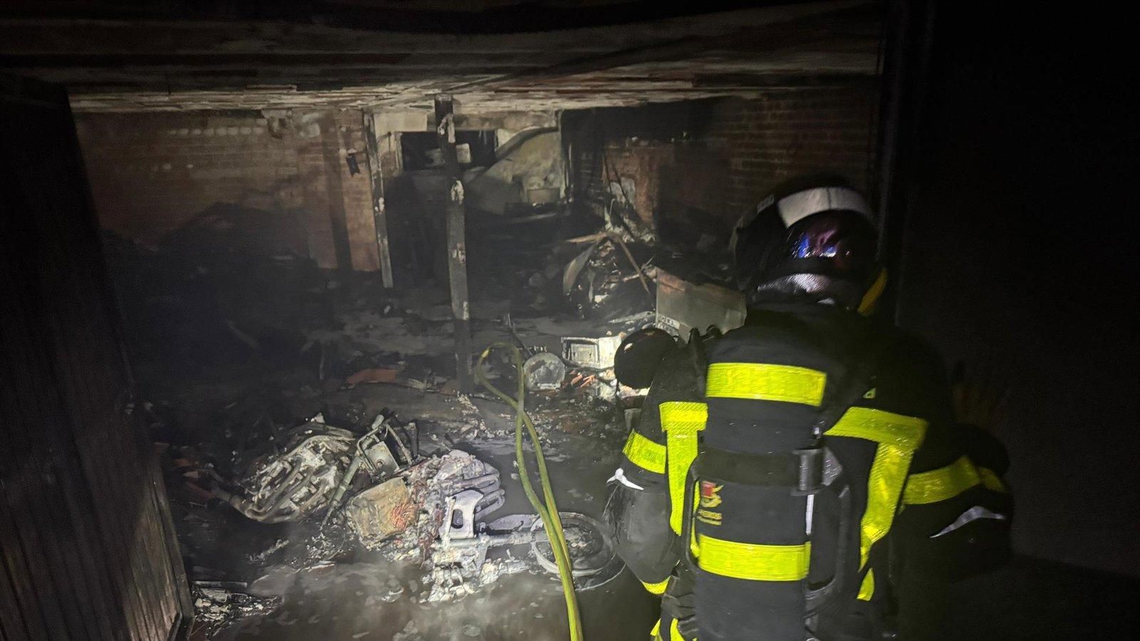 Los bomberos rescatan a una perrita tras un incendio en un chalet de Villarejo de Salvanés