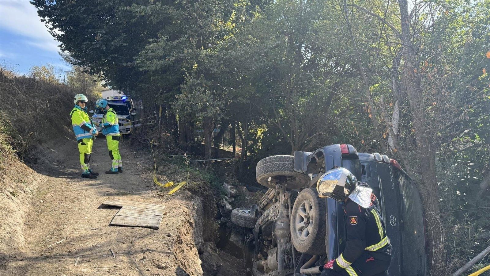 Dos heridos leves tras el vuelco de un coche en Arganda del Rey