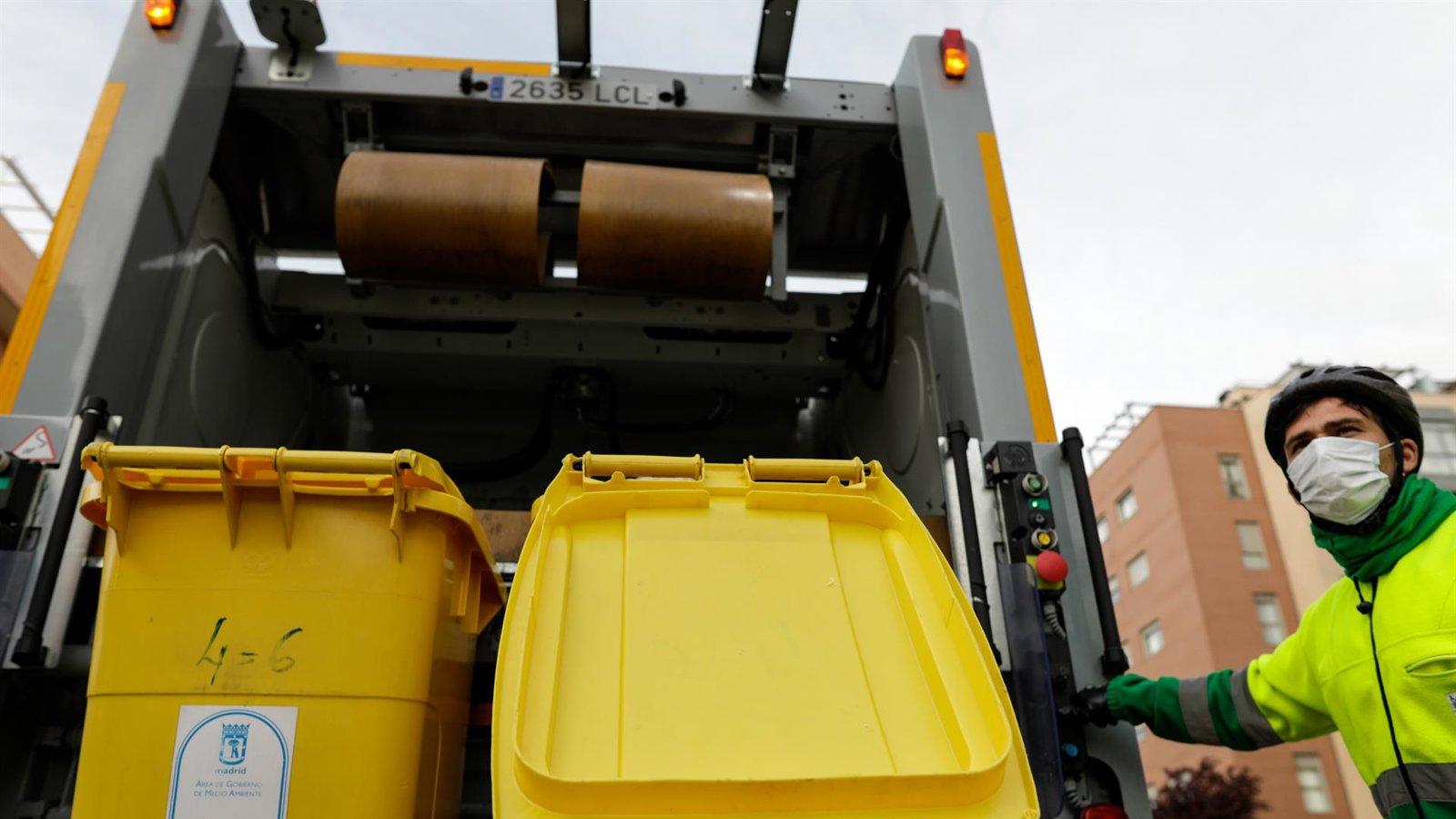 Torrejón sancionará con multas de hasta 325 euros por dejar residuos fuera de contenedores