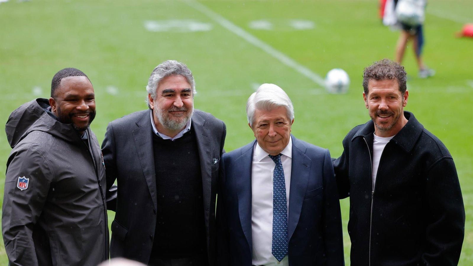 Simeone y dirigentes del Atlético reciben a los Dolphins en el Metropolitano