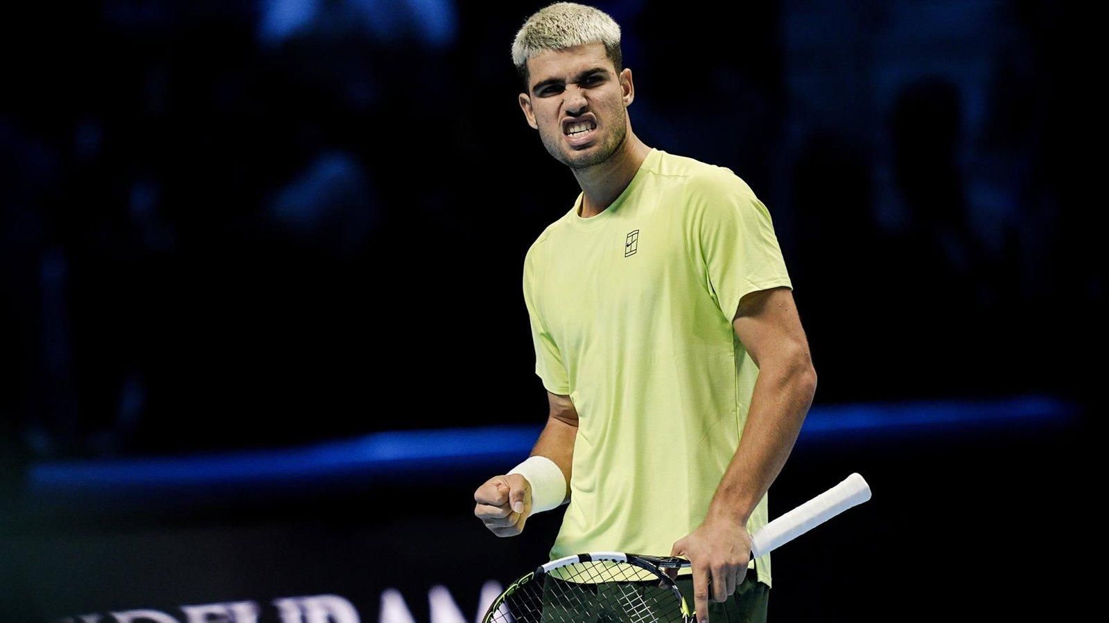 Alcaraz remonta ante Fritz y roza las semifinales en las Finales ATP