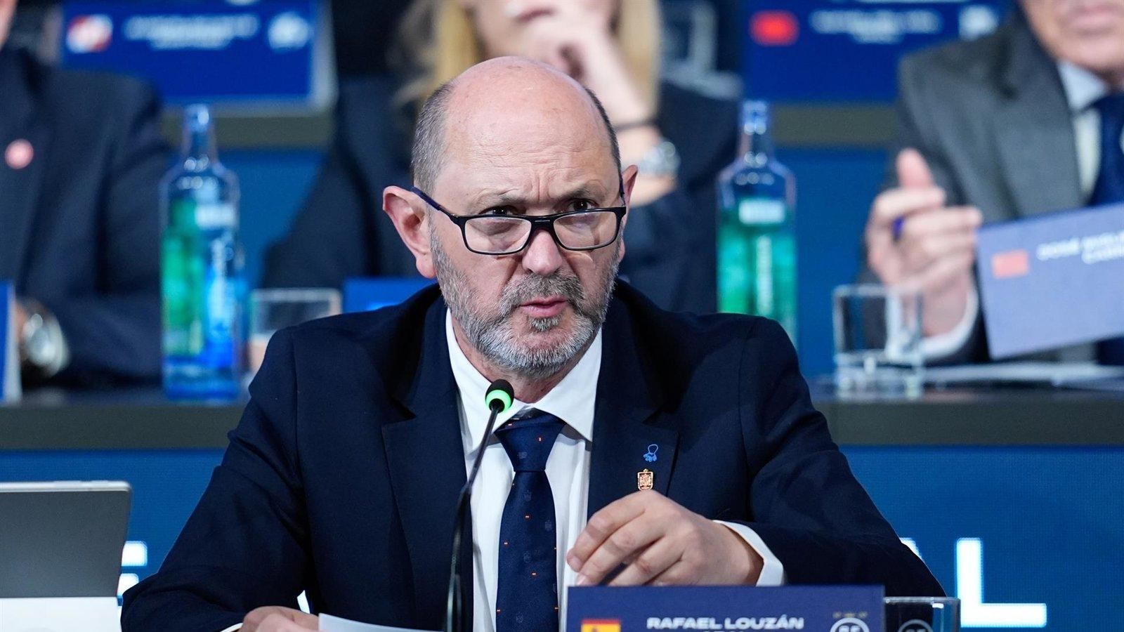 Louzán reconoce que el arbitraje aún genera controversia en el fútbol español