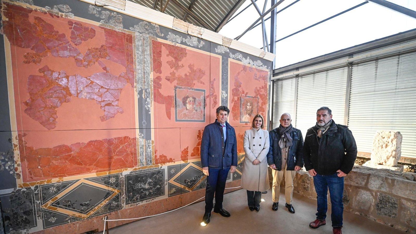 Alcalá inaugura la nueva sala con murales de dioses romanos en la Casa de los Grifos de Complutum