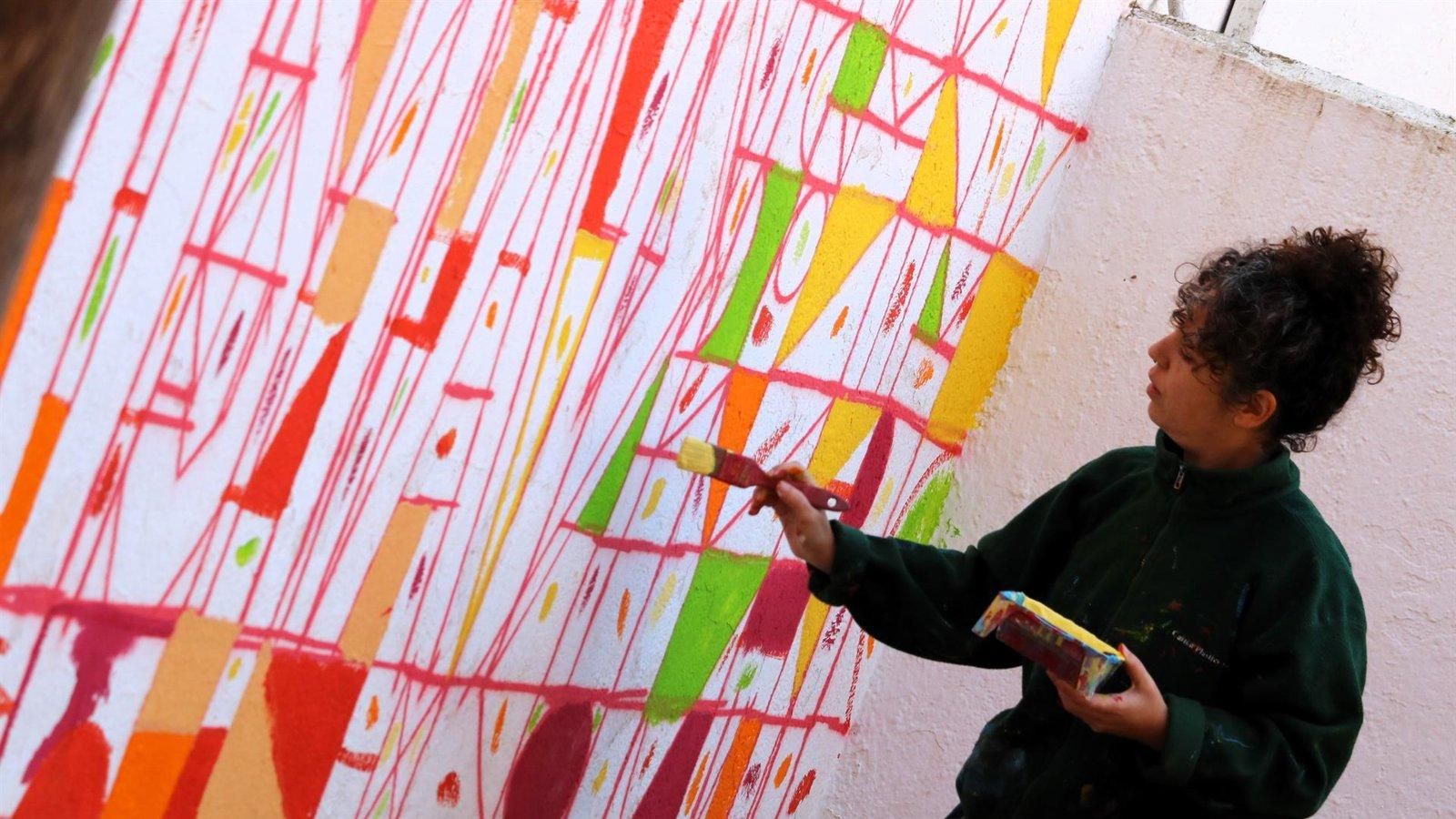 Los alumnos del Calasanz crean el mural 'Amistad' en el patio escolar de Alcalá de Henares