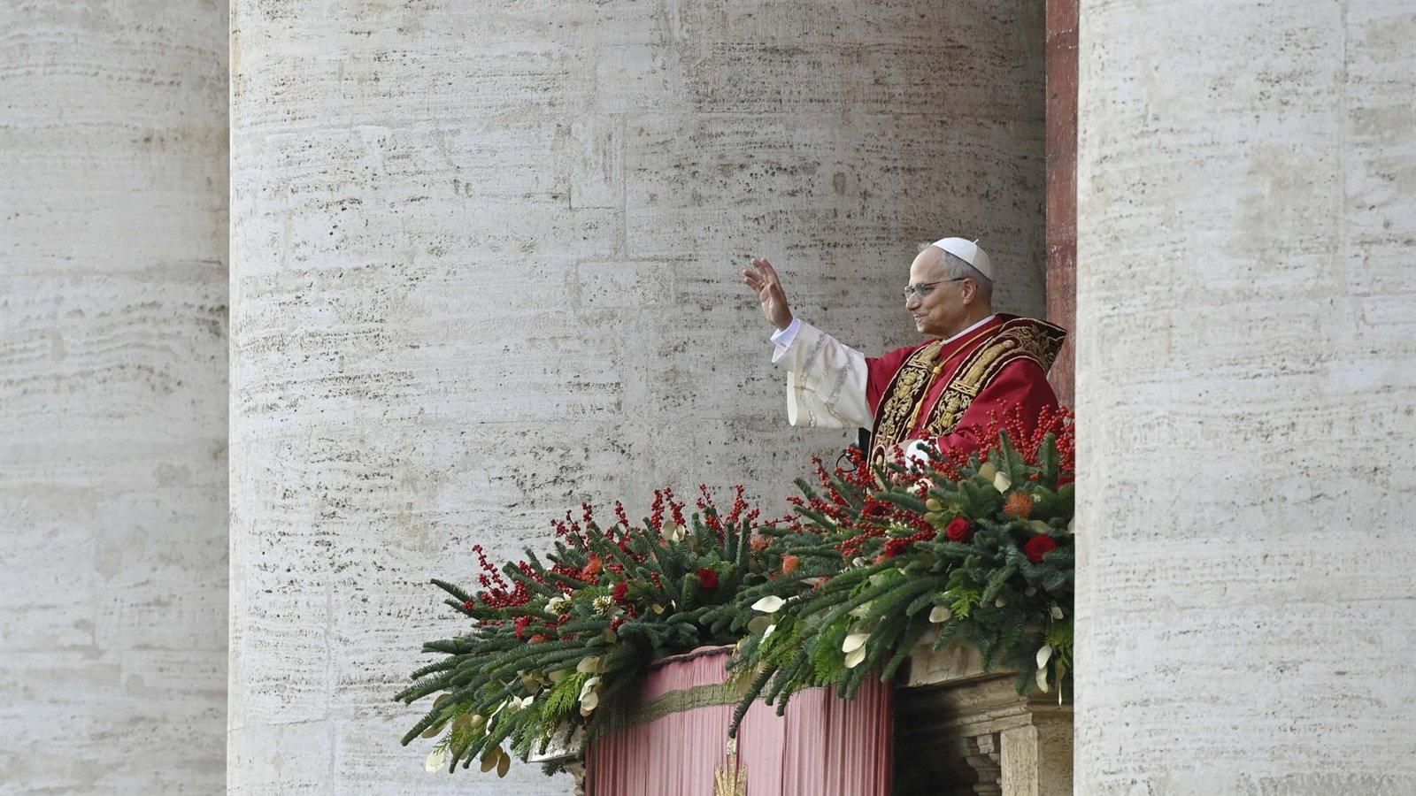 Almeida entrega al Papa León una talla de la Almudena y reitera la invitación a visitar Madrid
