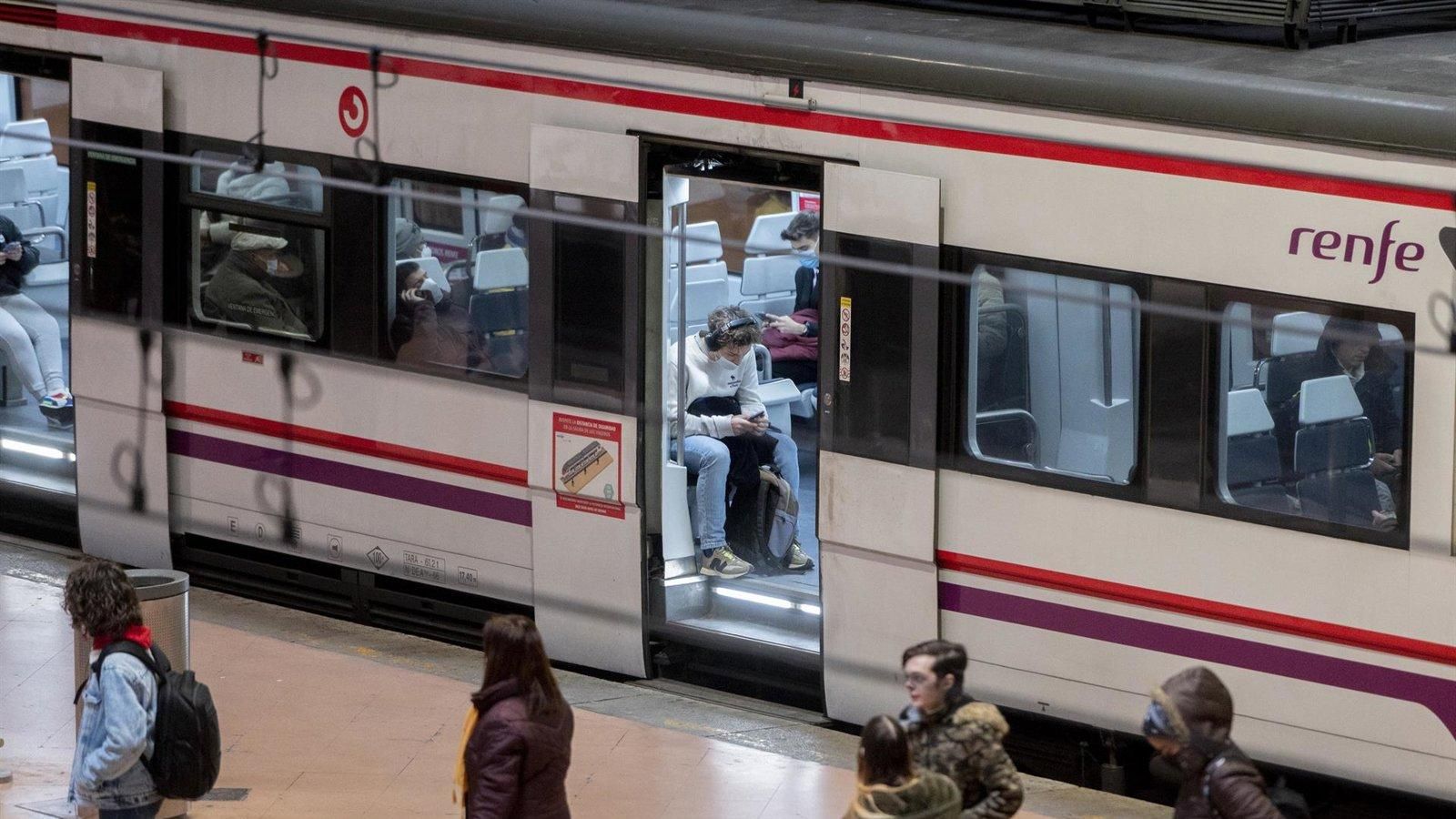 Almeida defiende priorizar el funcionamiento de Cercanías sobre ayudas de 60 euros en transporte público