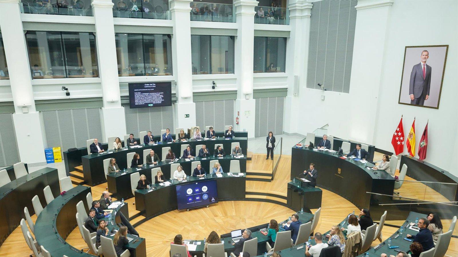 Minuto de silencio en Cibeles por Alfonso Ussía, Héctor Alterio, Robe Iniesta y las víctimas de Sidney
