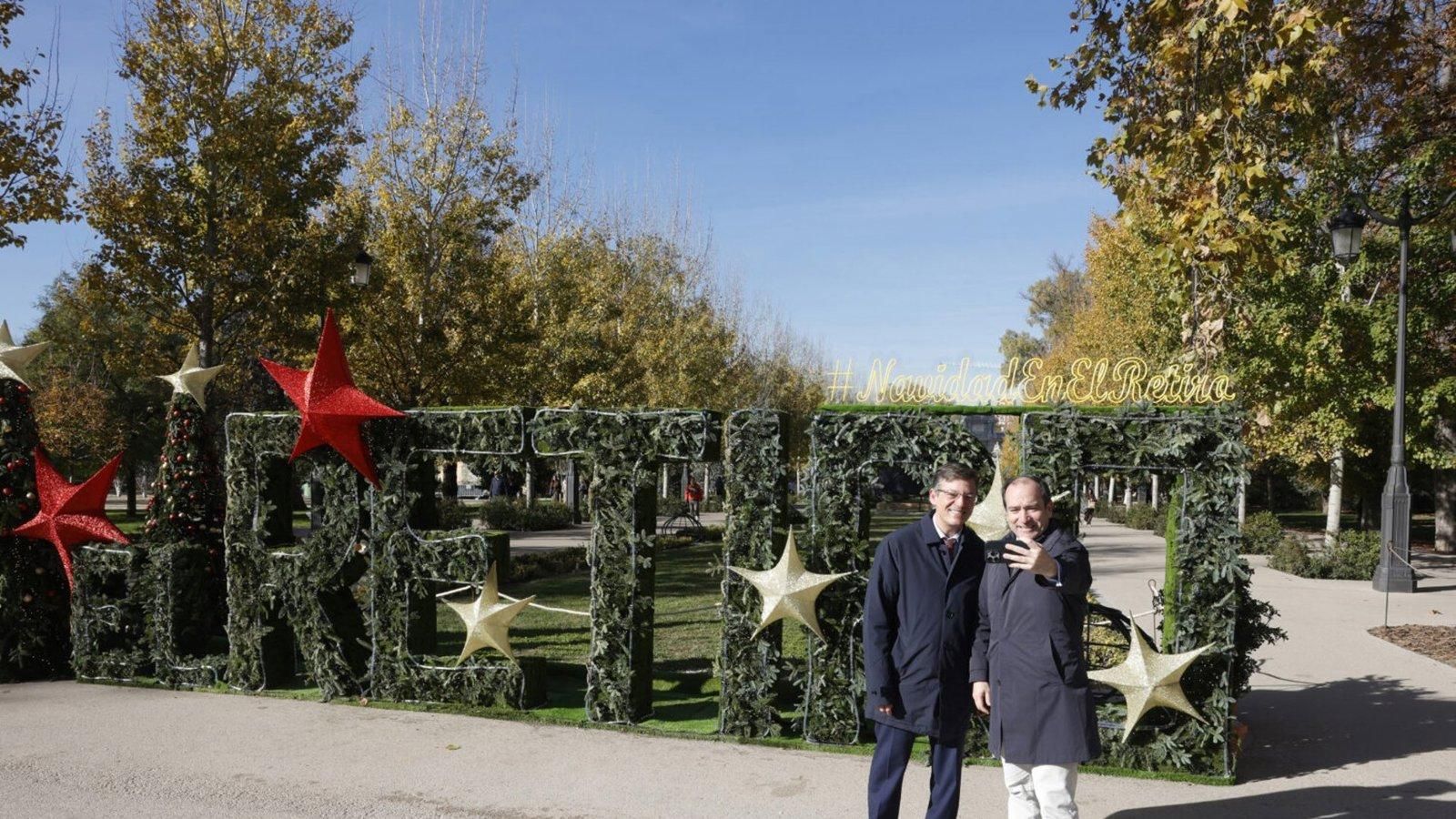 El Retiro estrena un letrero vegetal iluminado como reclamo navideño para madrileños y turistas