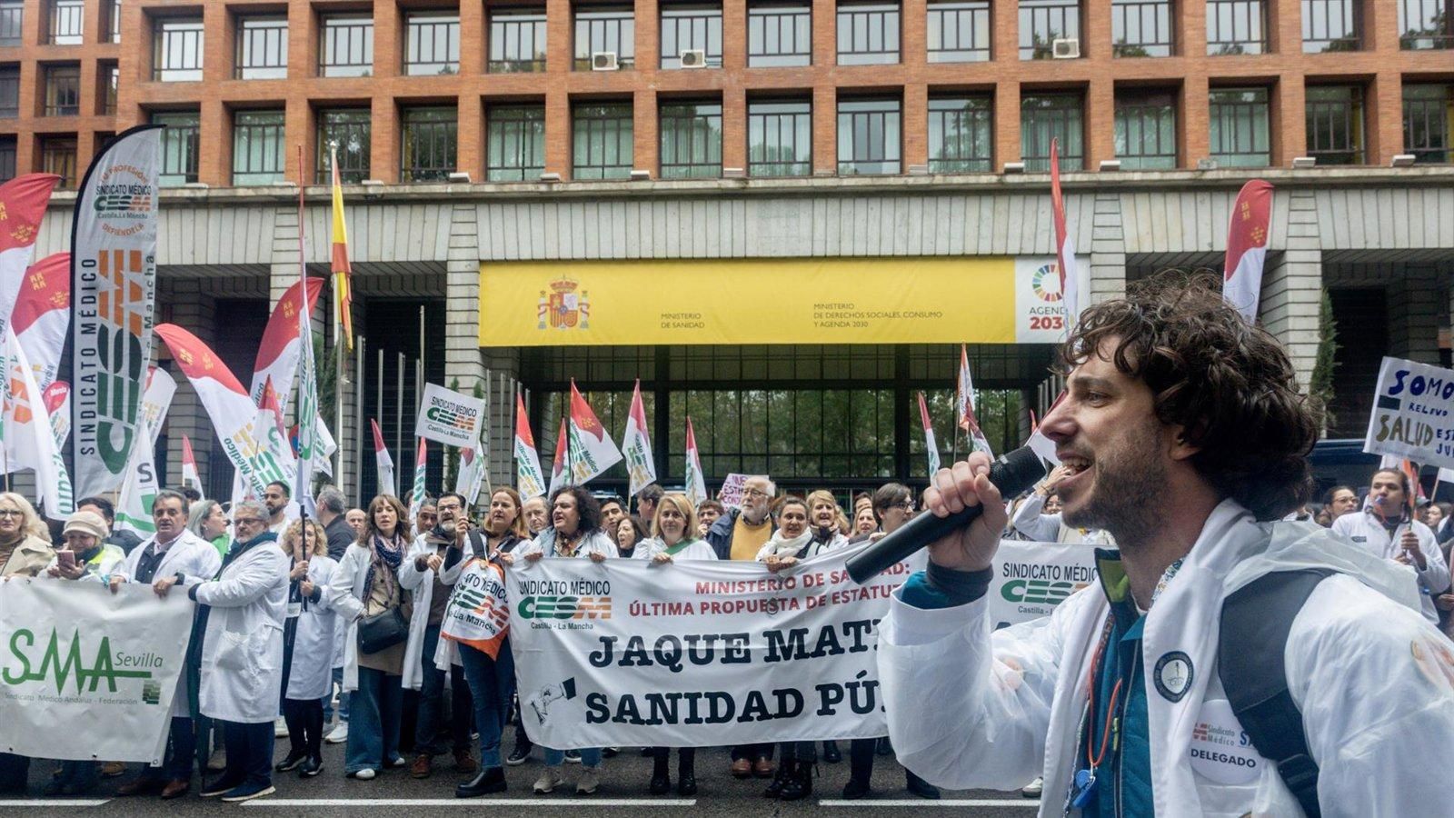Los médicos convocan una huelga nacional en diciembre y anuncian paros indefinidos desde enero contra el nuevo Estatuto Marco