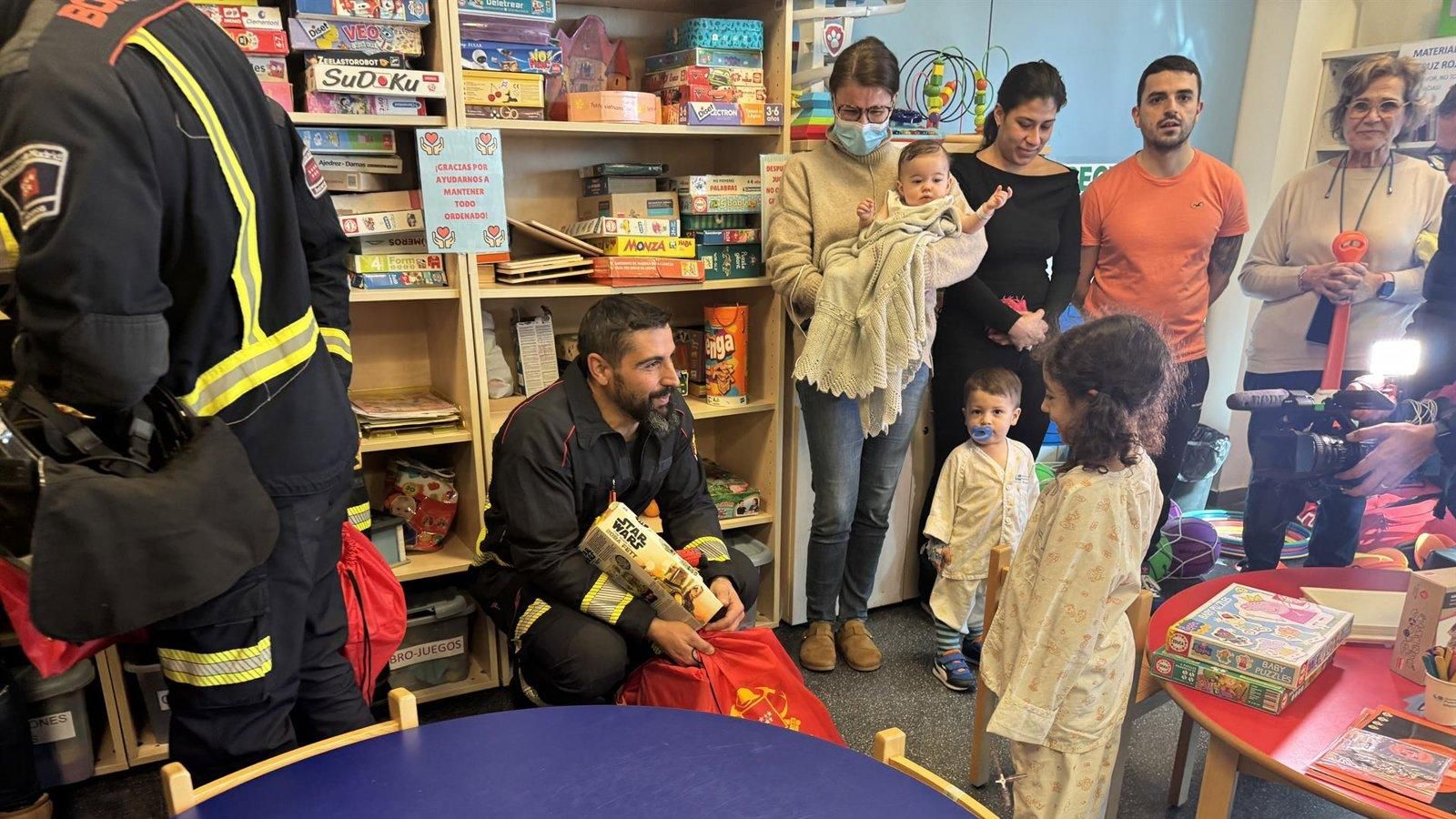 Más de 200 bomberos de la región llevarán regalos a niños hospitalizados en Navidad