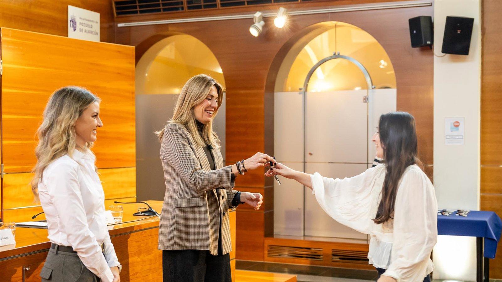 Pozuelo entrega las llaves de 29 viviendas a jóvenes adjudicatarios de Miradores II