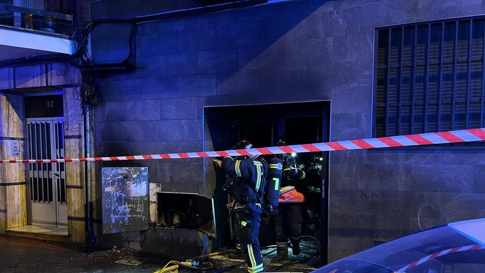 Los bomberos evacúan a 19 personas tras un incendio en el cuarto de contadores en Vallecas