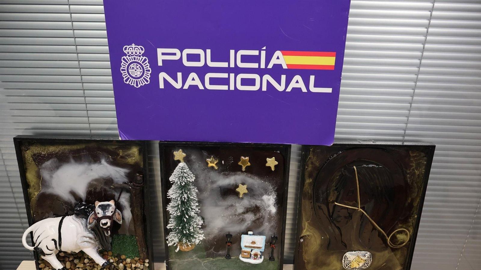 Detenido en el aeropuerto de Barajas por transportar cocaína oculta en tres cuadros