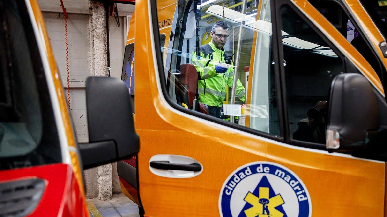 Una motociclista queda hospitalizada tras perder el control y caer en la M-30 de Madrid