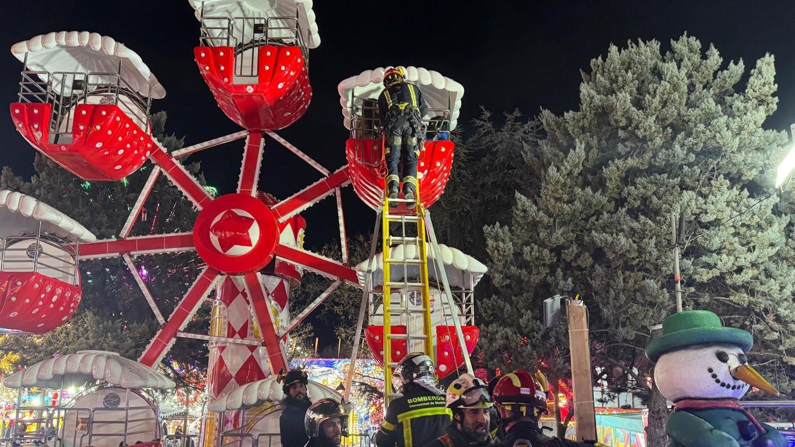 Rescatan a cuatro menores y un adulto atrapados en una noria infantil de Móstoles