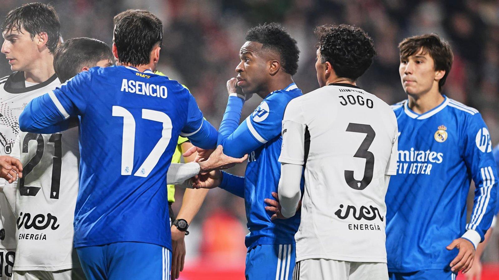 El Albacete condena cánticos racistas contra Vinícius y busca al autor del lanzamiento de un plátano