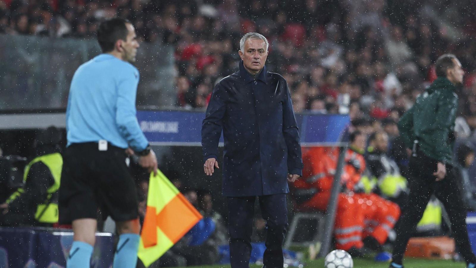 Mourinho celebra el pase del Benfica al ‘playoff’ de Champions tras vencer 4-2 al Real Madrid