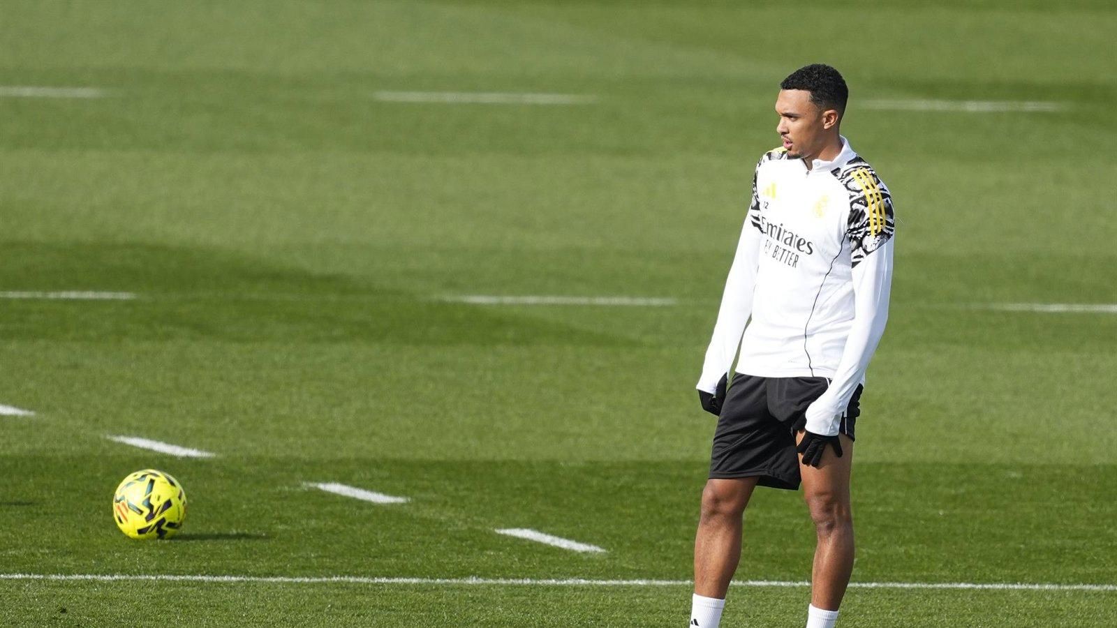 Real Madrid viaja a Lisboa sin Alexander-Arnold para medirse al Benfica en Champions