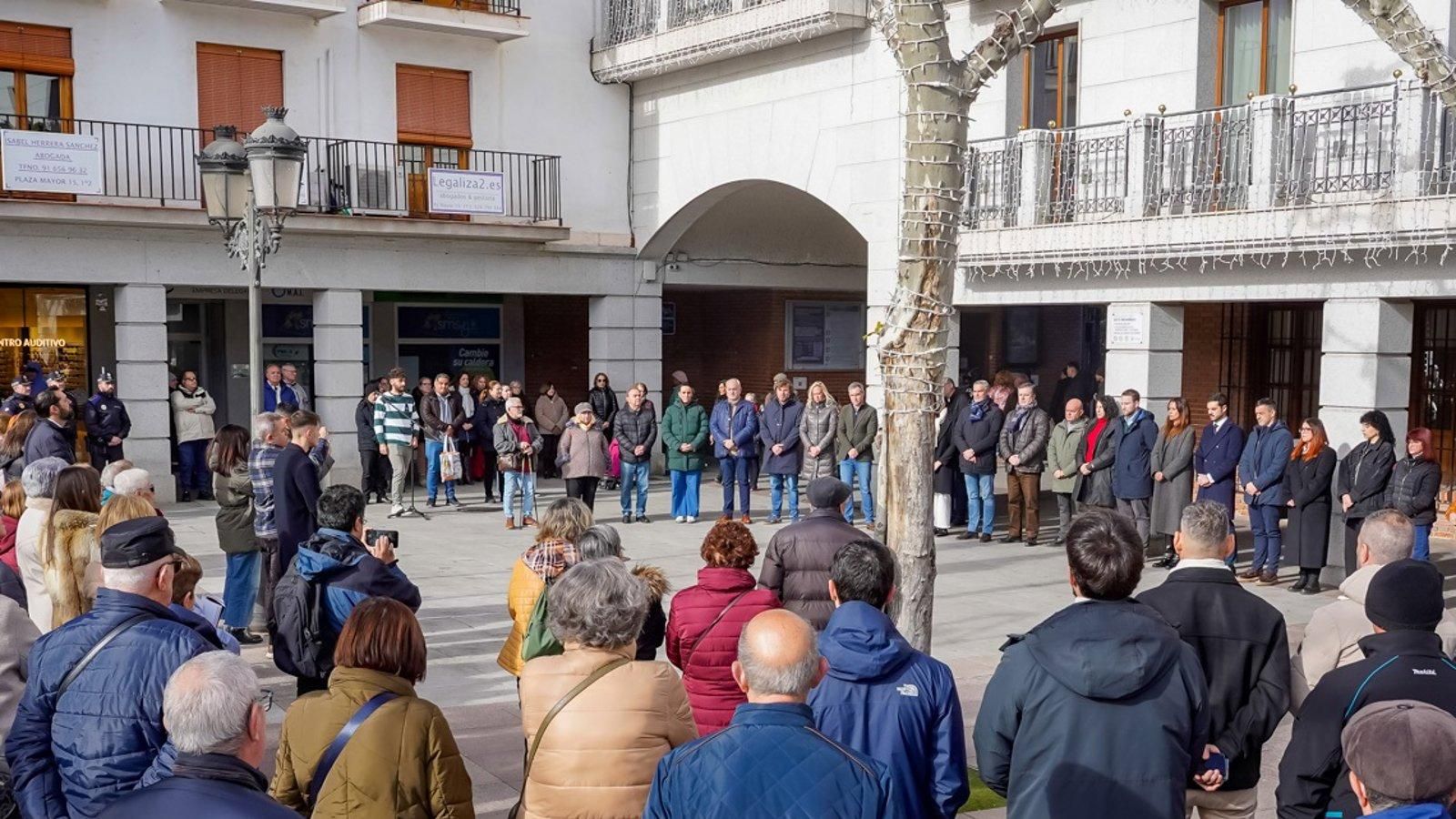 Torrejón guarda un minuto de silencio por las víctimas del accidente en Adamuz