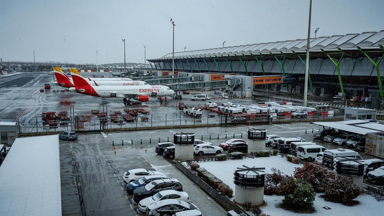 El aeropuerto de Madrid ya opera con normalidad tras las demoras por la nieve