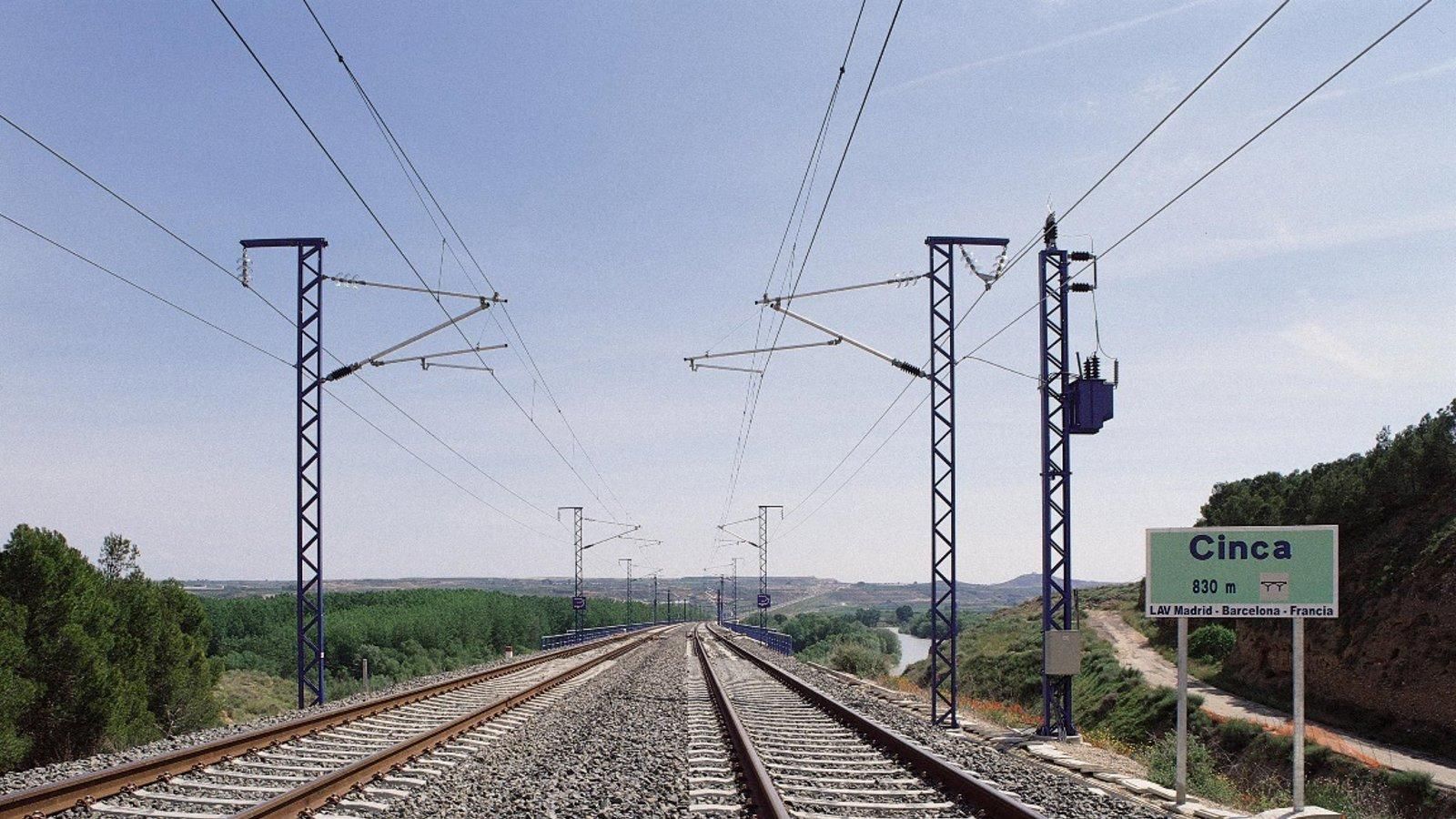Adif impone un límite de 80 km/h por una rotura en la vía del AVE Madrid-Barcelona