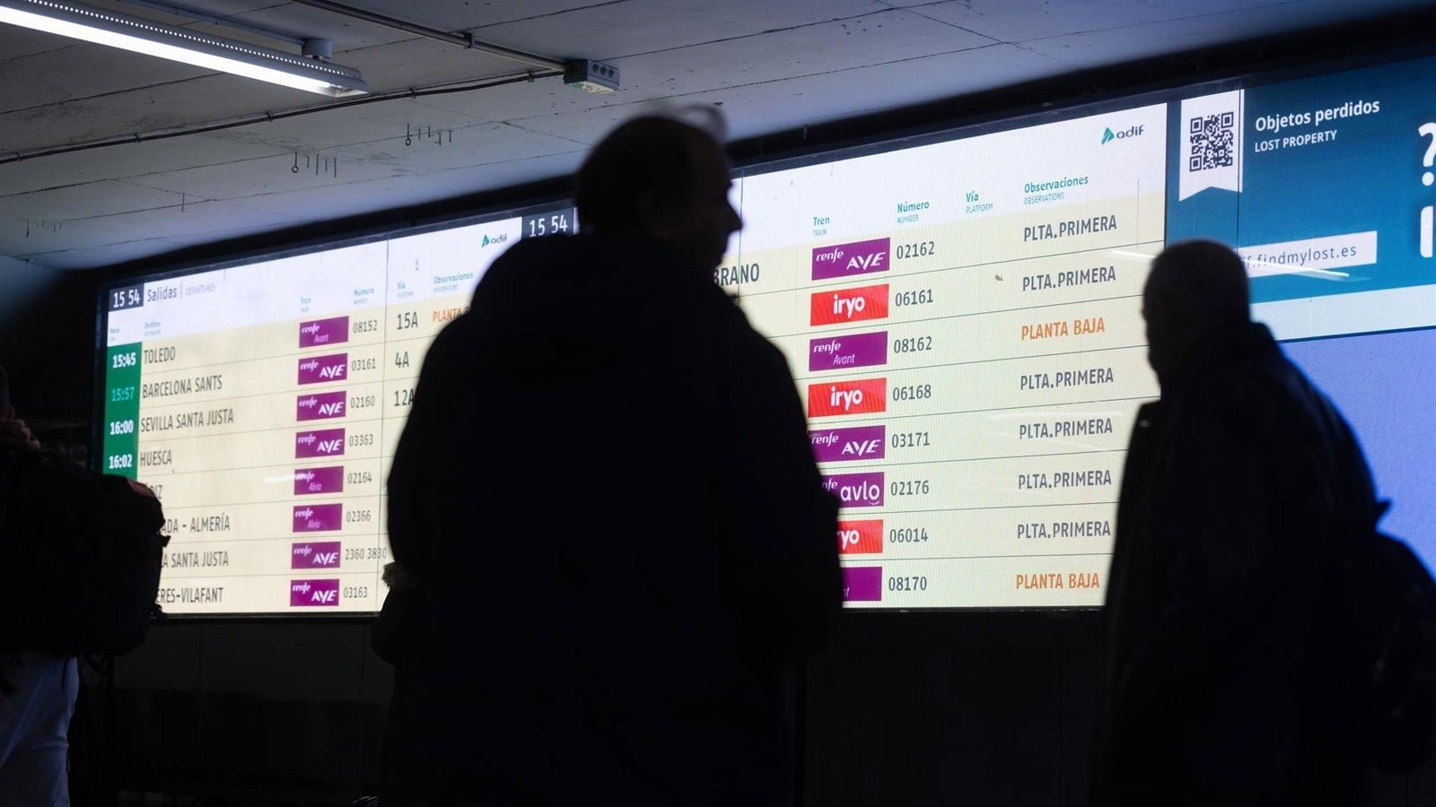 Atocha sufre retrasos en trenes de más de una hora tras el parón de un tren que bloquea las vías