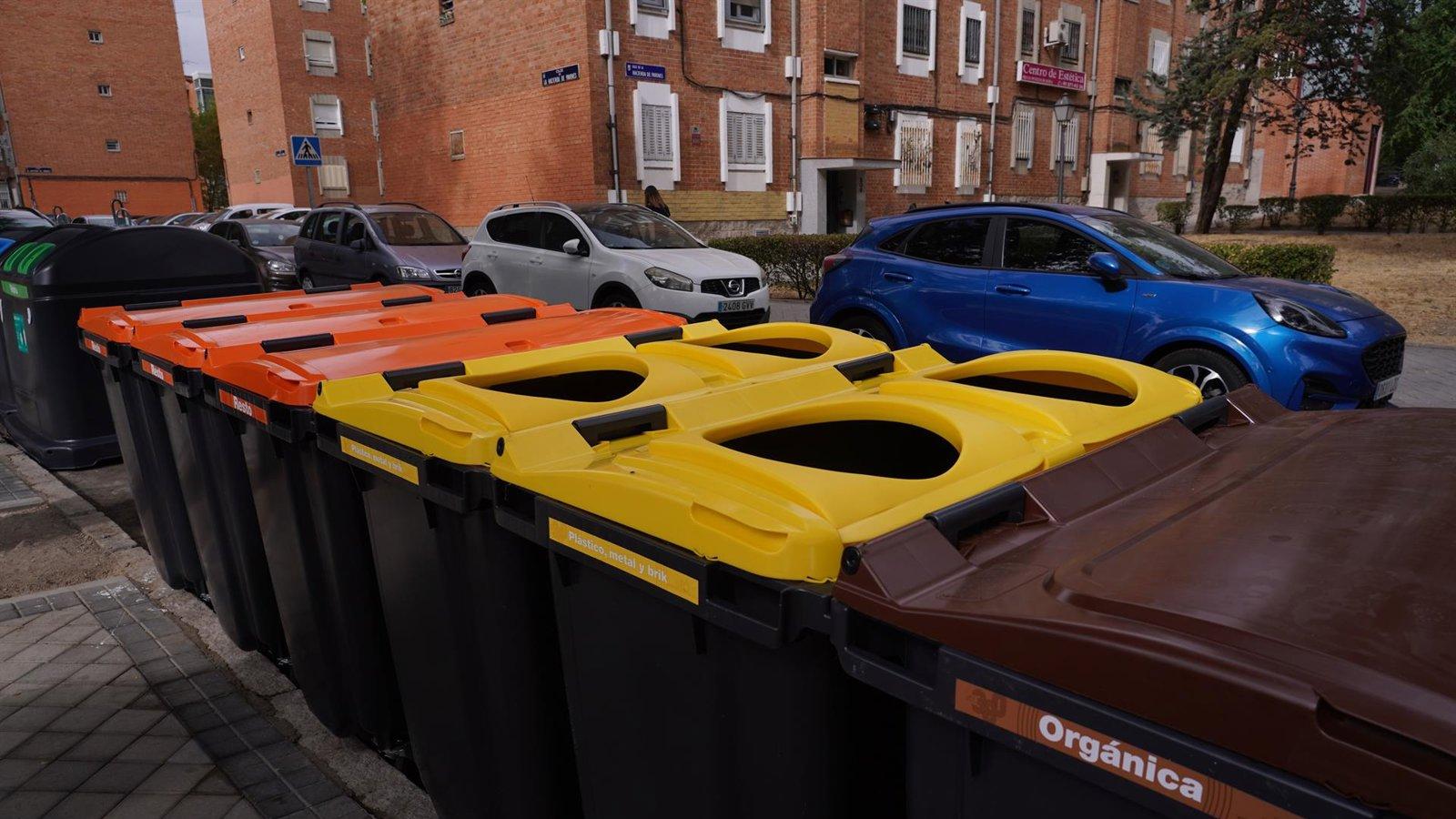 Madrid recuerda a los comercios que está prohibido usar contenedores vecinales para sus residuos