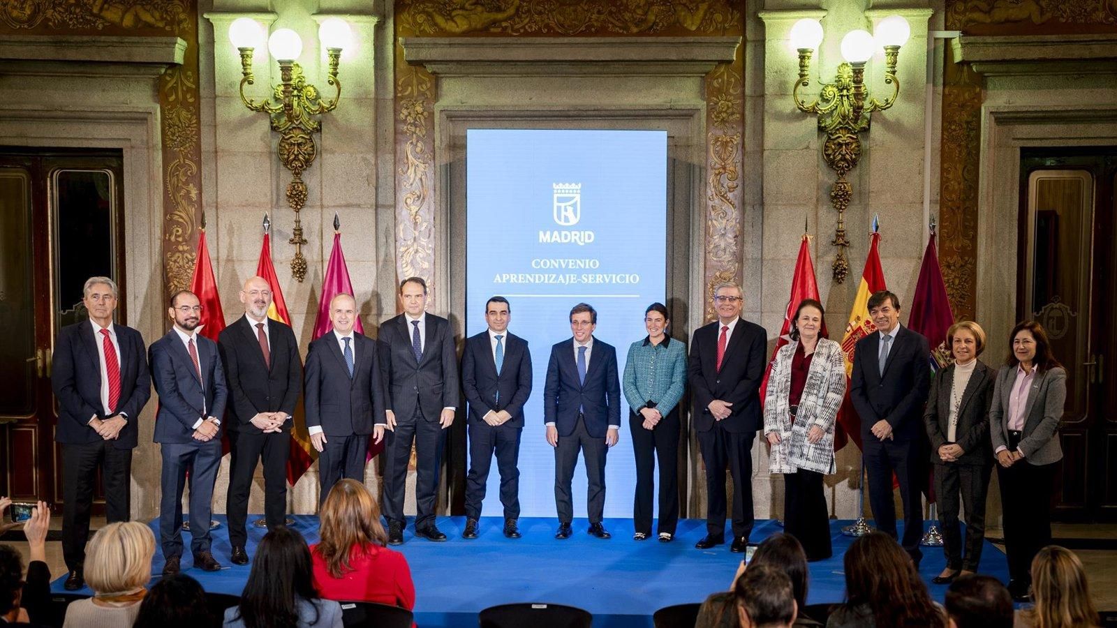 Madrid amplía a cuatro  universidades privadas el convenio para que los alumnos presten servicio a la ciudad