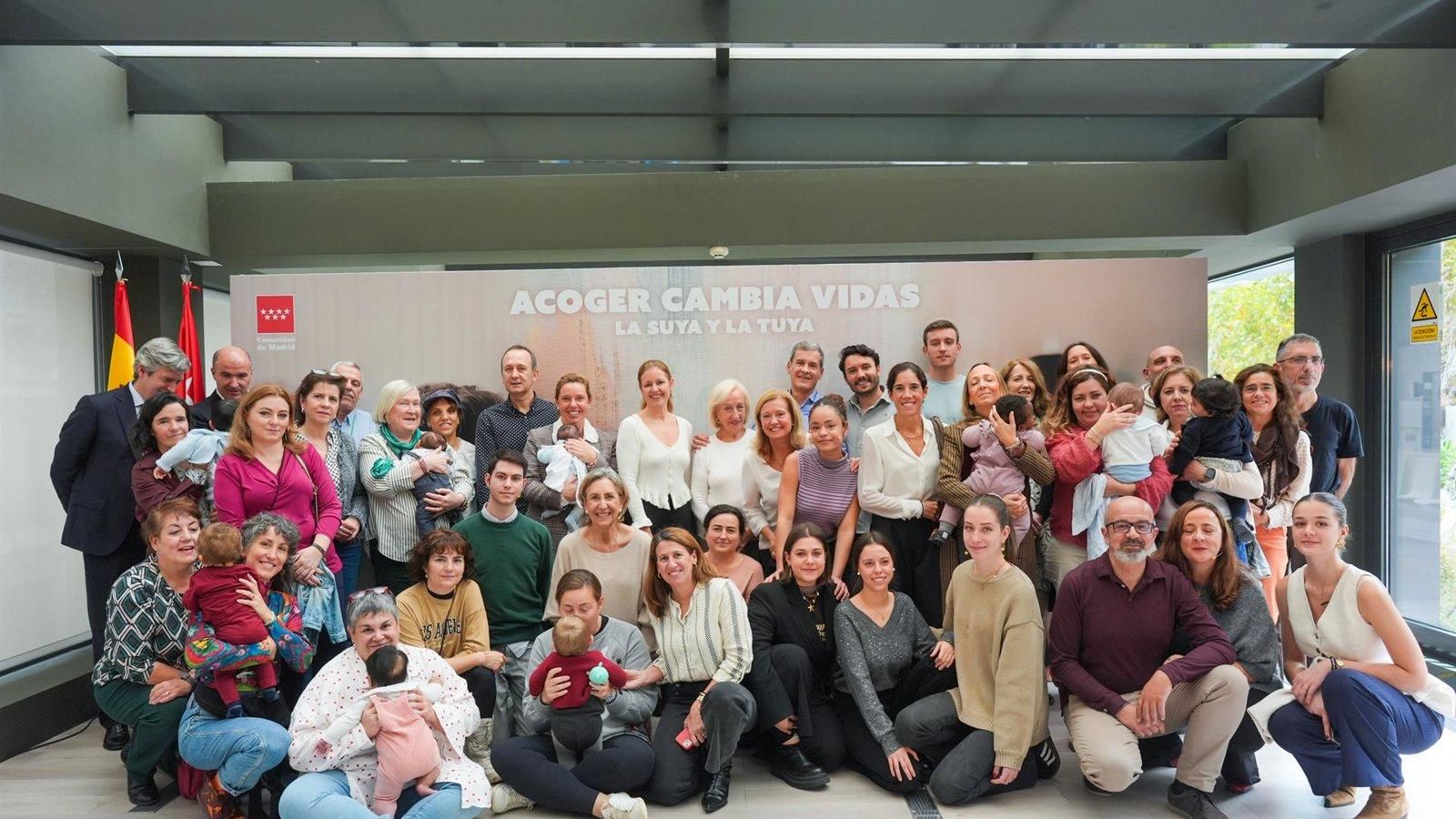 La Comunidad de Madrid amplía las ayudas al acogimiento familiar con hasta 1.000 euros mensuales