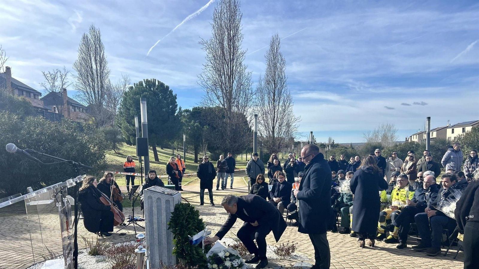 La Comunidad y el Ayuntamiento de Arroyomolinos homenajean al bombero que falleció en acto de servicio en Alcorcón