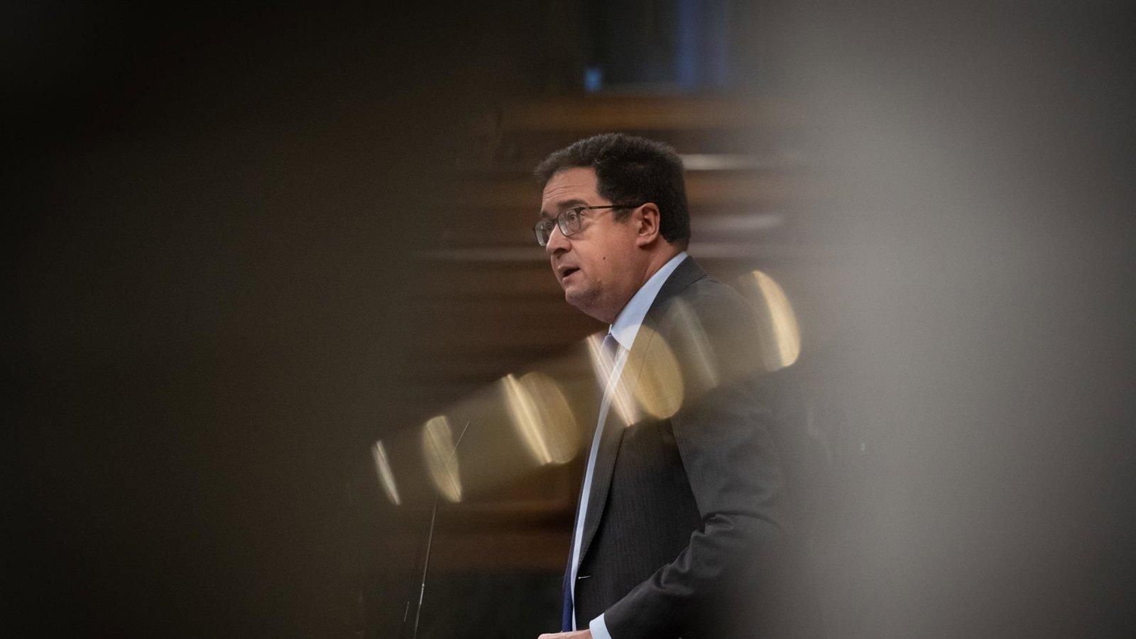 Óscar López denuncia el vandalismo del monumento a las Trece Rosas con amenazas de muerte a Sarah Santaollaya