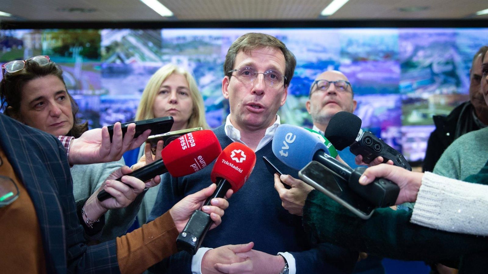 Martínez-Almeida muestra su apoyo a los familiares de las víctimas del incendio en Carabanchel