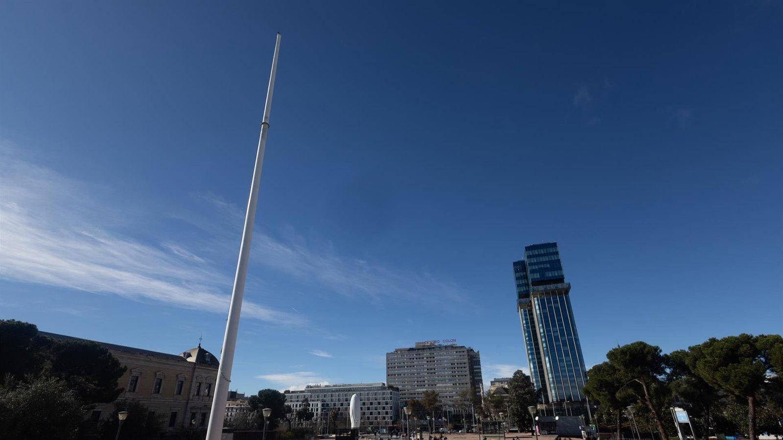 La Armada retira la bandera de Colón tras quedar dañada por el viento y la sustituirá en unos días