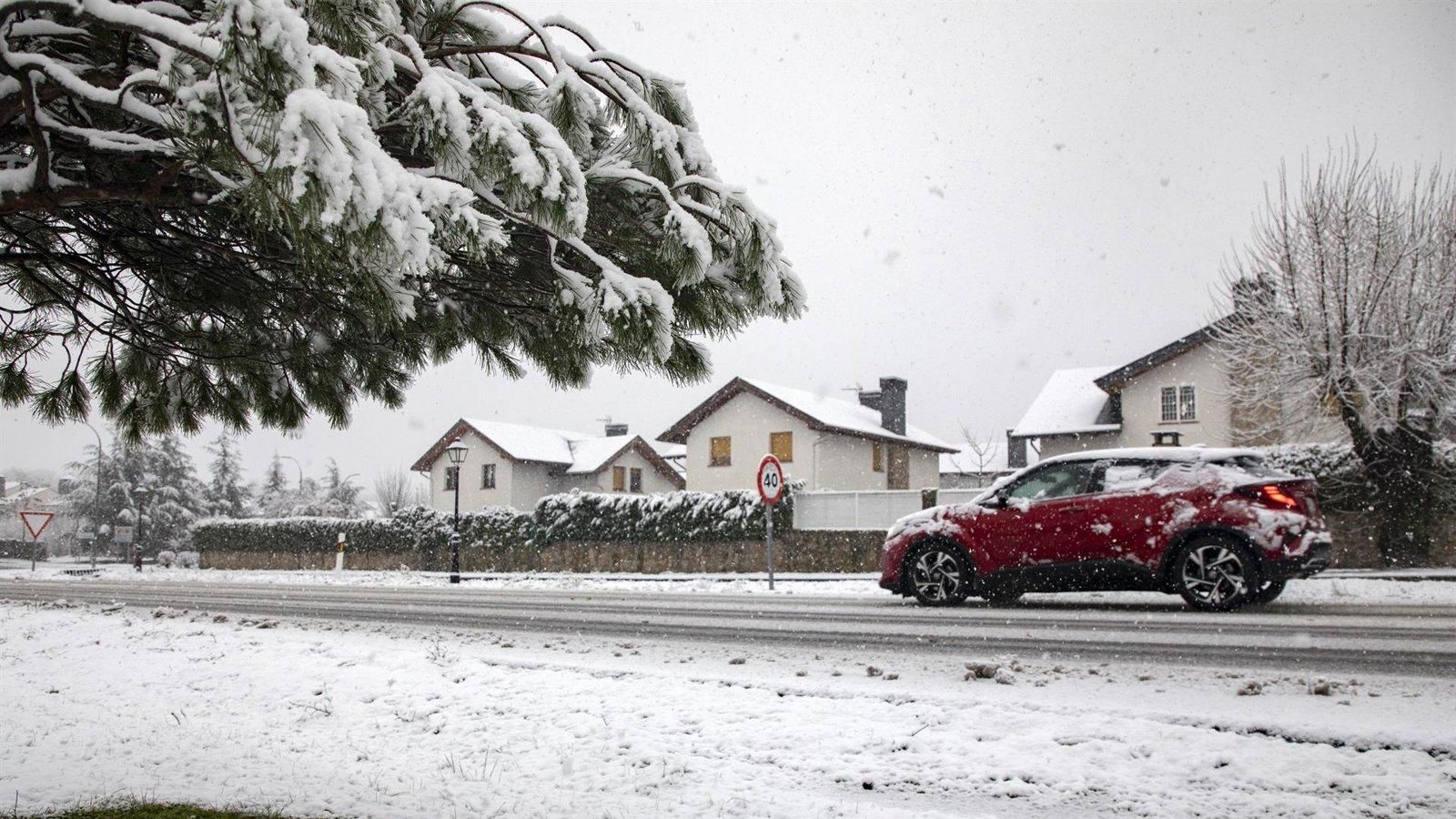 La nieve provoca importantes complicaciones en la M-601 en Navacerrada y activa el nivel 1 de precaución en Madrid