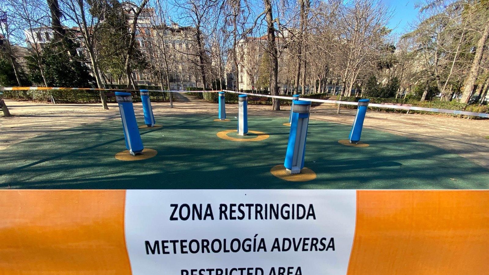 Madrid restringe zonas de El Retiro y otros ocho parques este sábado por alerta naranja de la Aemet