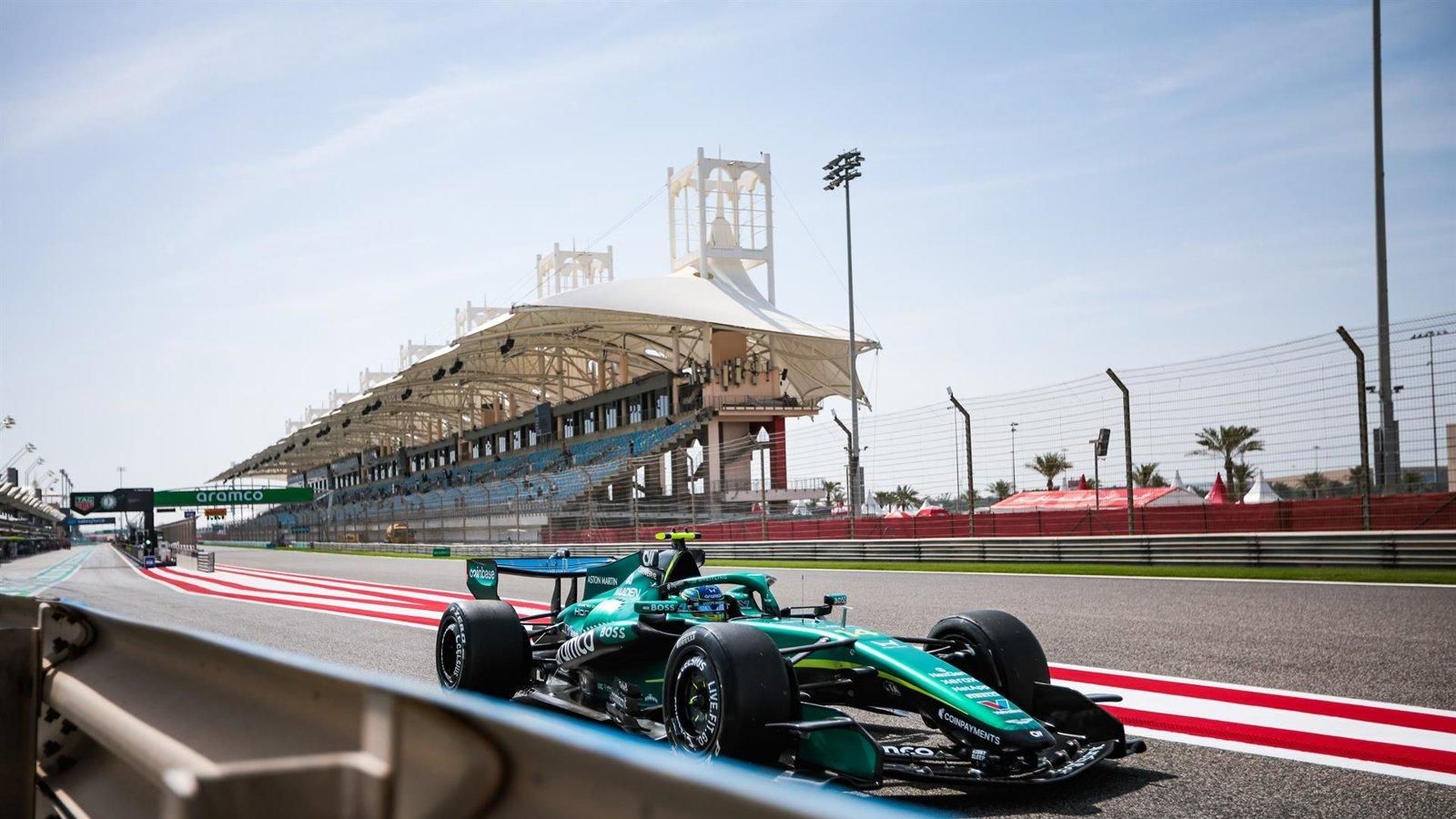 Fernando Alonso completa 98 vueltas en Baréin en una jornada liderada por Leclerc