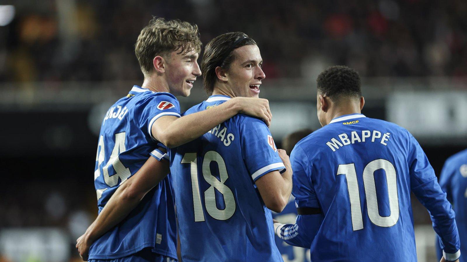 Los de Arbeloa cumplen ante el Valencia para seguir a solo un punto del liderato