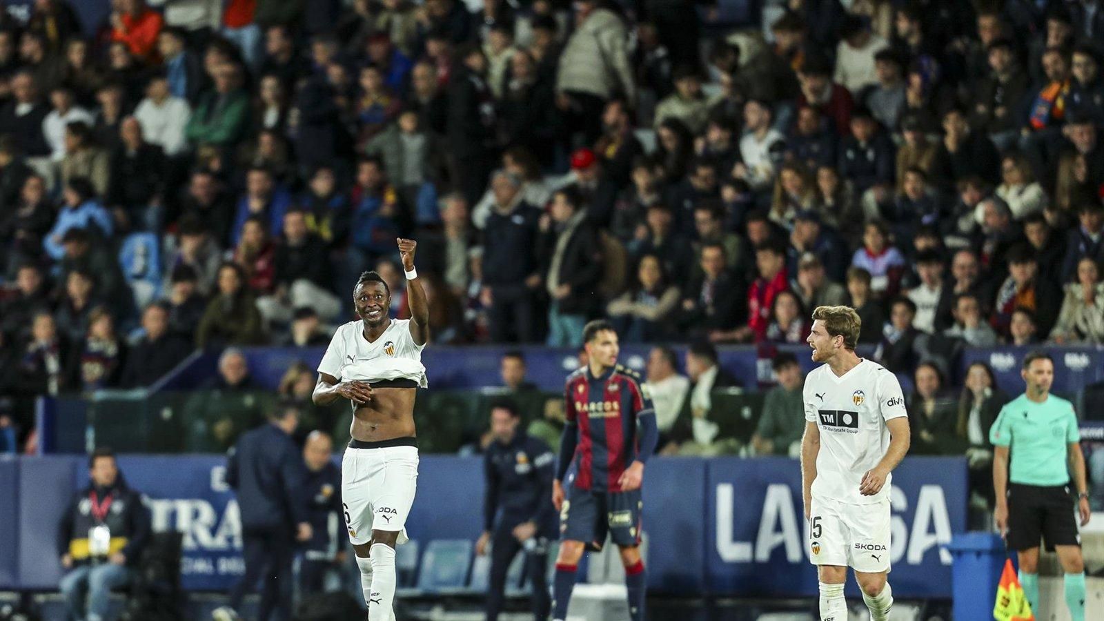 El Valencia gana el derbi al Levante y sale del descenso en una jornada negra para Mallorca y Oviedo