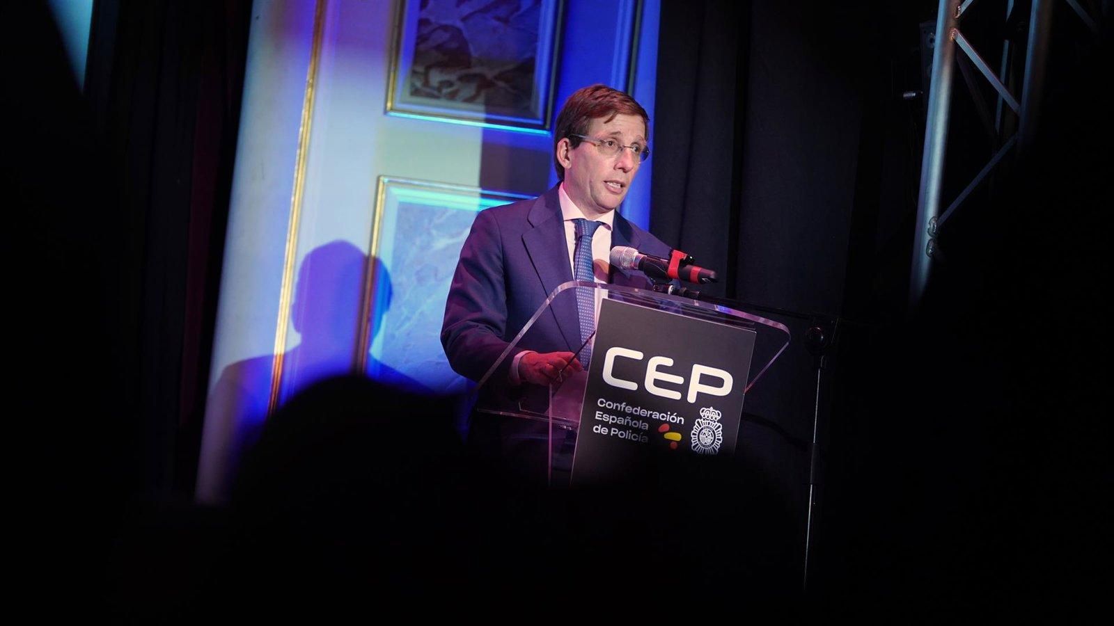 Almeida recibe el Premio María José García Sánchez de la Confederación Española de Policía