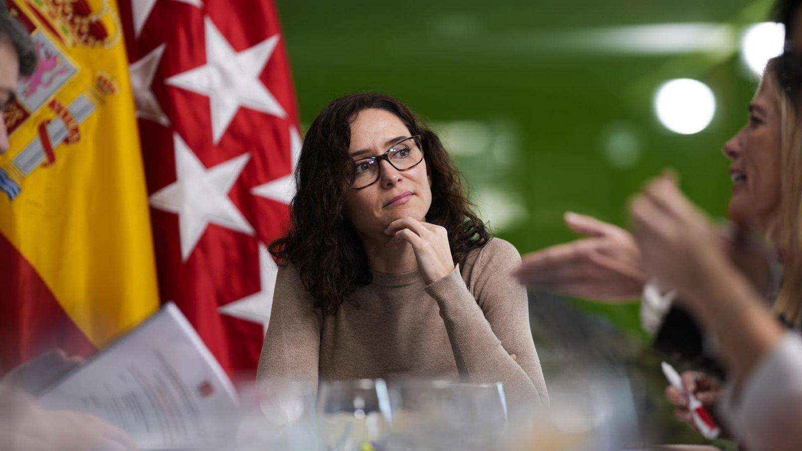 Ayuso afirma que Yolanda Díaz “acabará en el PSOE” y le pide que “lo termine de hundir”